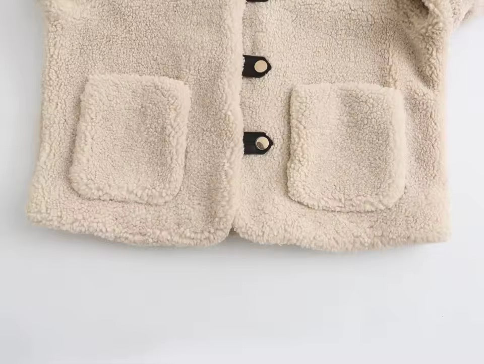 VESTE COURTE EN BOUCLETTE AVEC BOUTONS DORÉS
