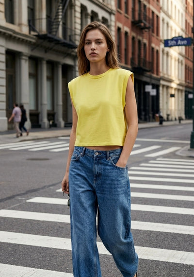 T-SHIRT SANS MANCHES À ÉPAULES MARQUÉES