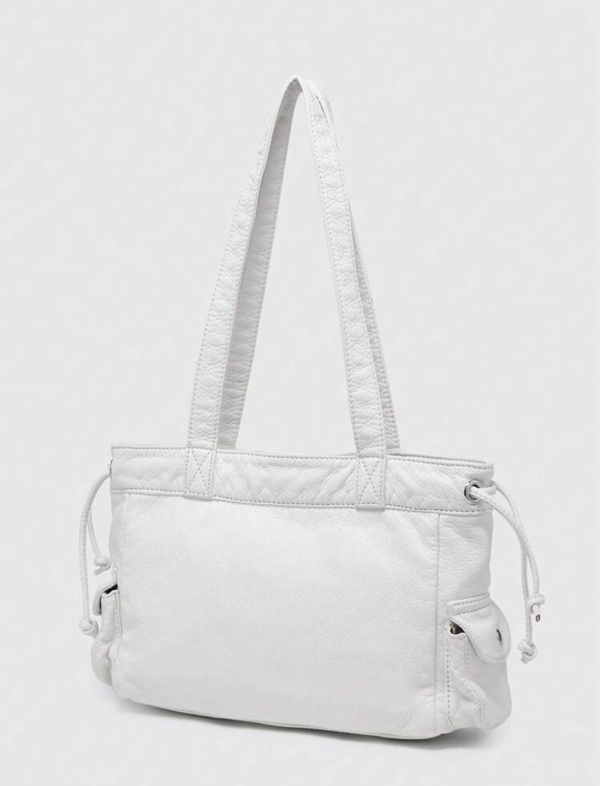 SAC À MAIN AVEC DÉCORATION MÉTALLIQUE