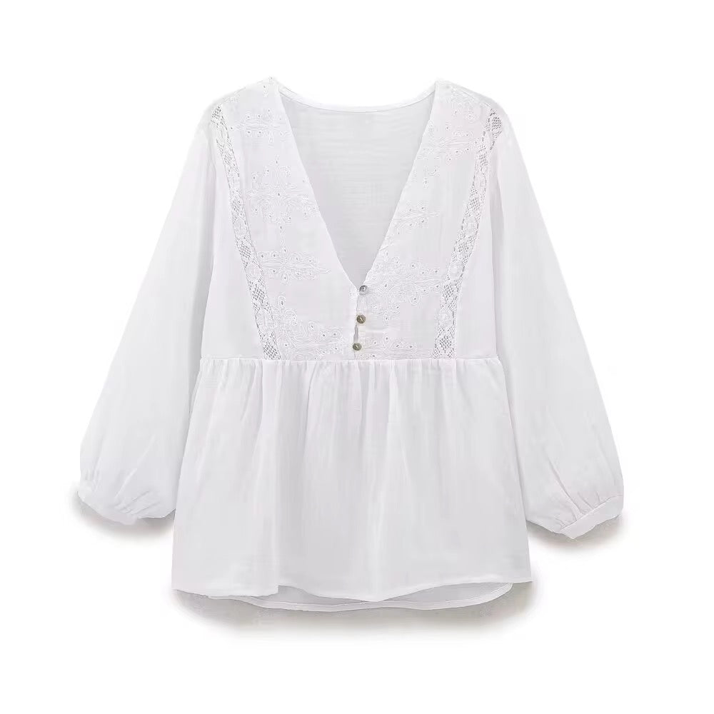 BLOUSE À DÉCOLLETÉ V ET DENTELLE