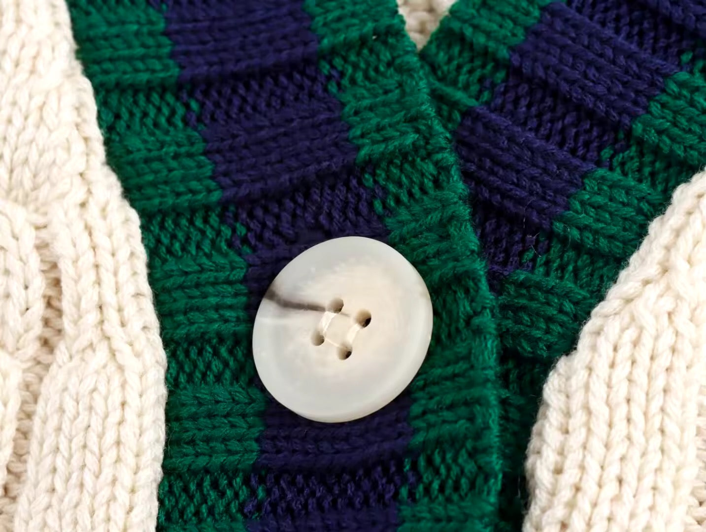 CARDIGAN CÂBLÉ À DÉTAILS CONTRASTÉS