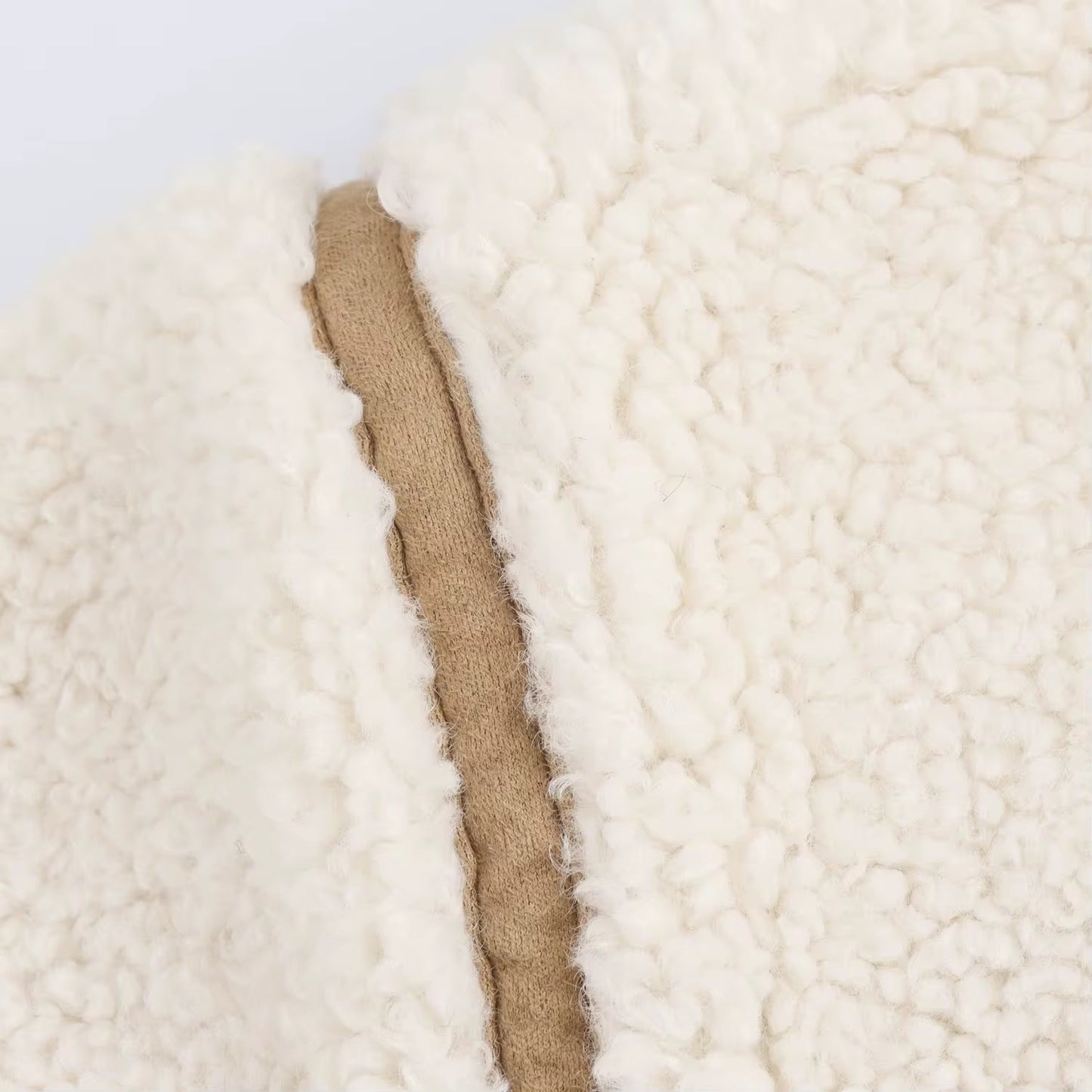 VESTE EFFET LAINE AVEC DÉTAILS CONTRASTÉS