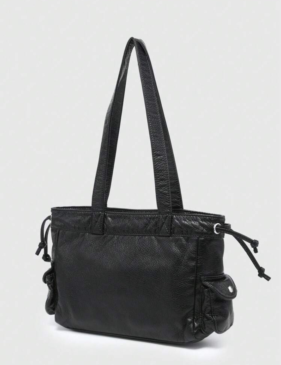 SAC À MAIN AVEC DÉCORATION MÉTALLIQUE