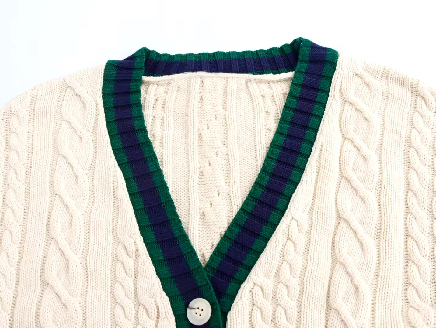 CARDIGAN CÂBLÉ À DÉTAILS CONTRASTÉS