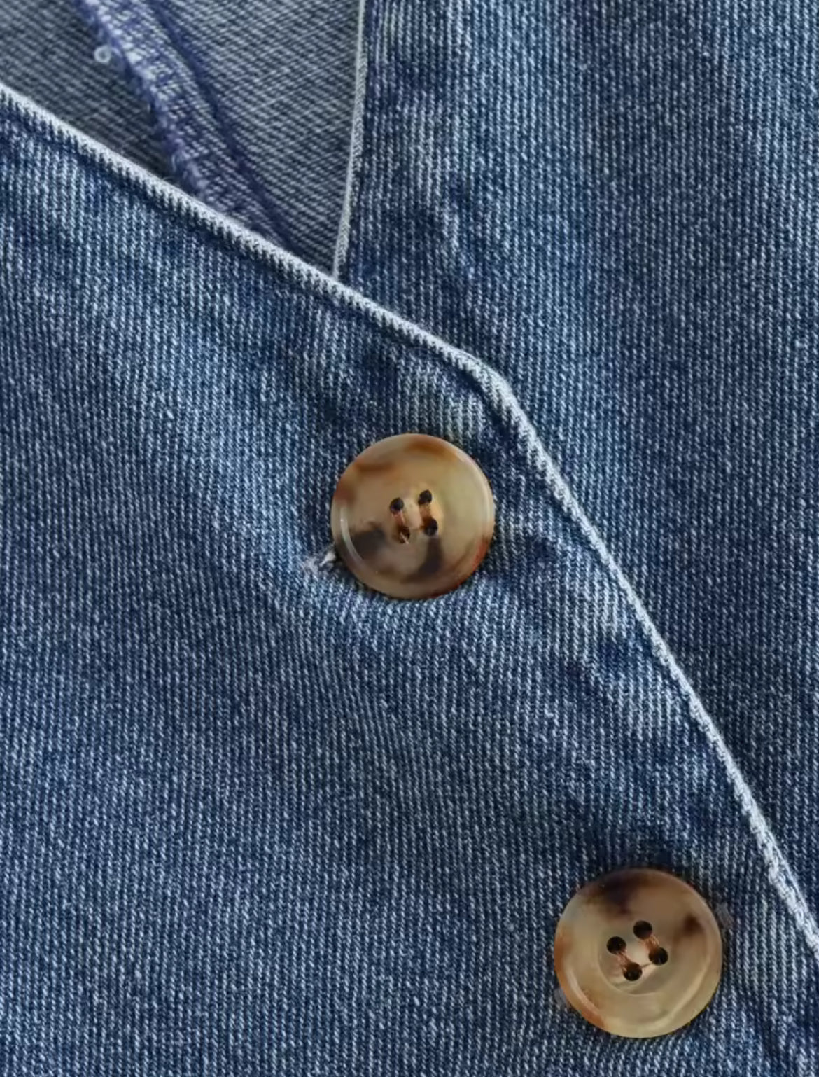 GILET EN JEAN À BOUTONS MÉTALLIQUES
