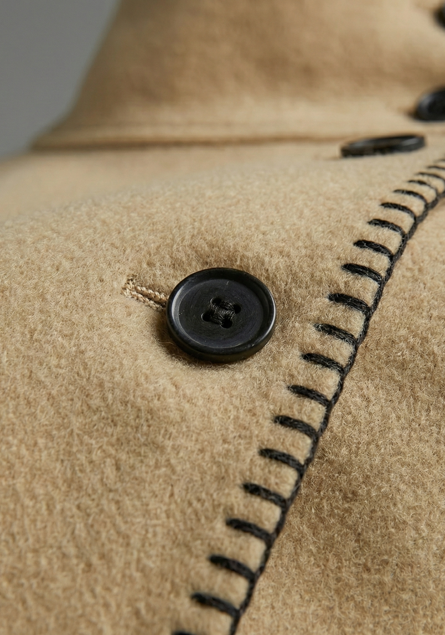 VESTE DROITE À COL MONTANT ET SURPIQÛRES VISIBLES