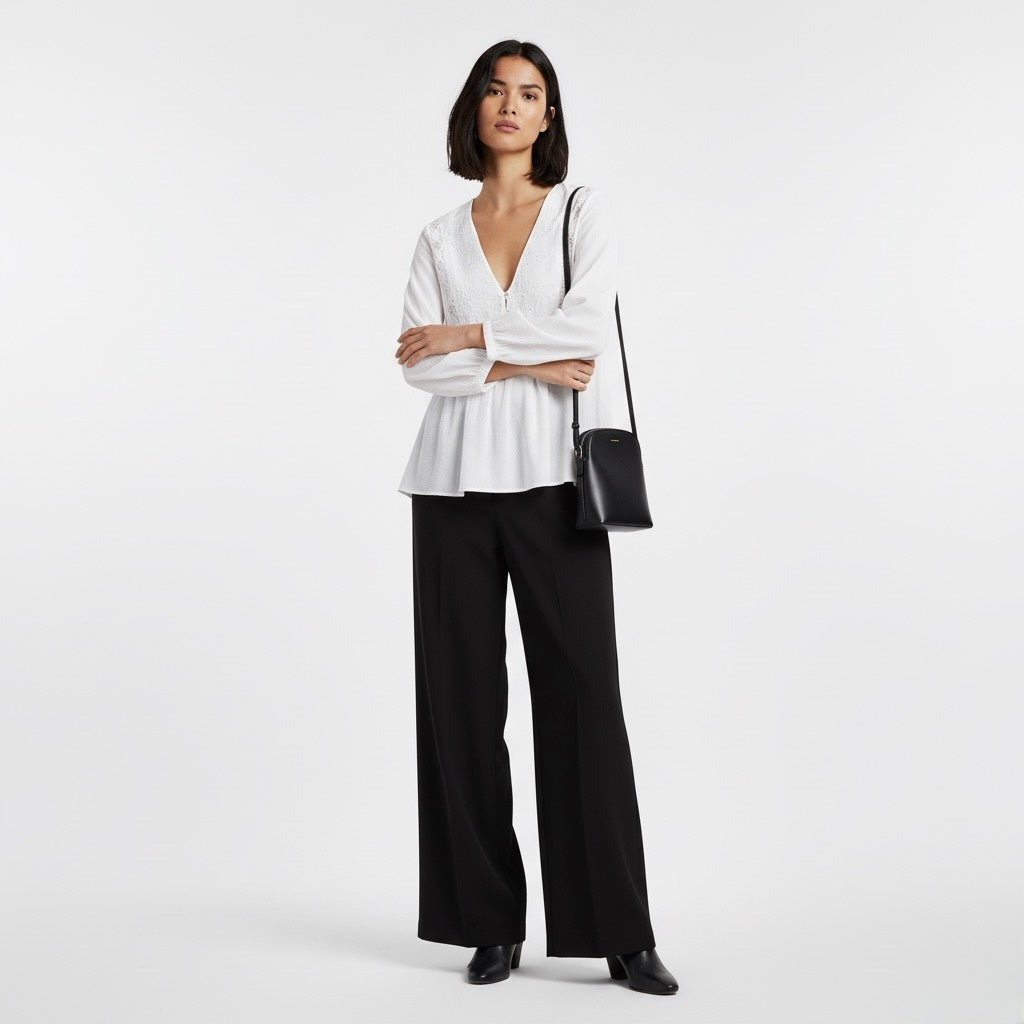 BLOUSE À DÉCOLLETÉ V ET DENTELLE