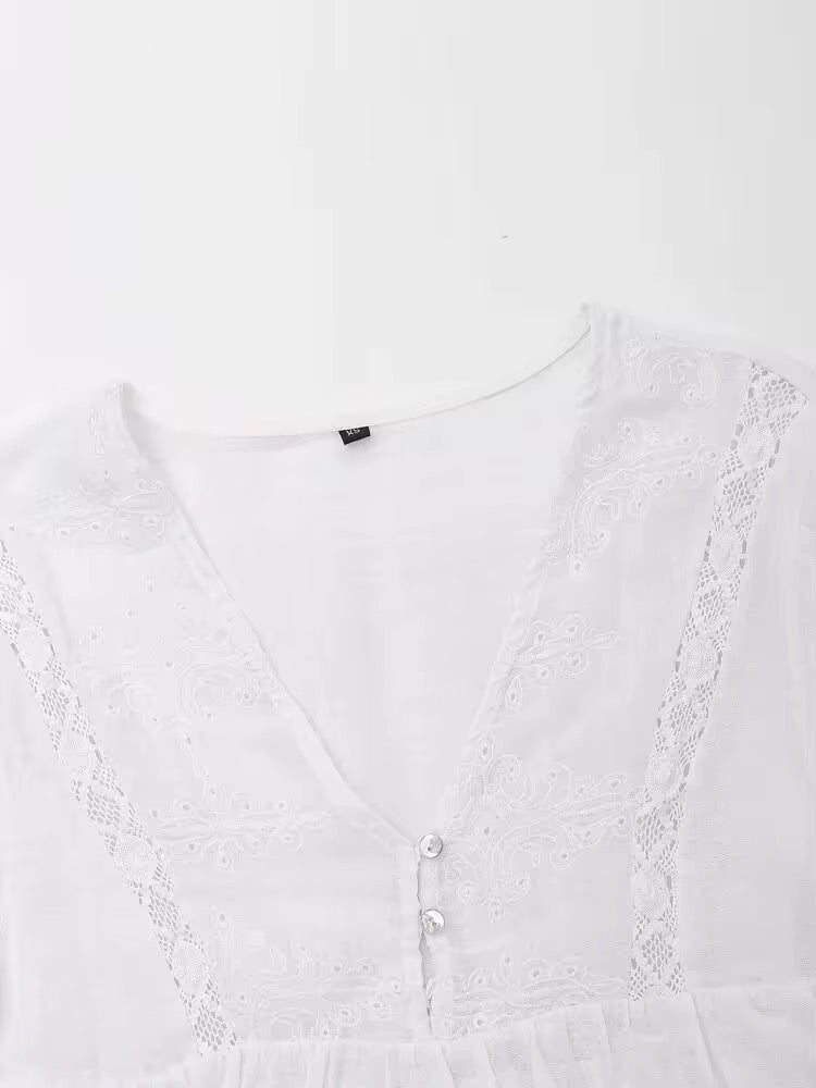BLOUSE À DÉCOLLETÉ V ET DENTELLE