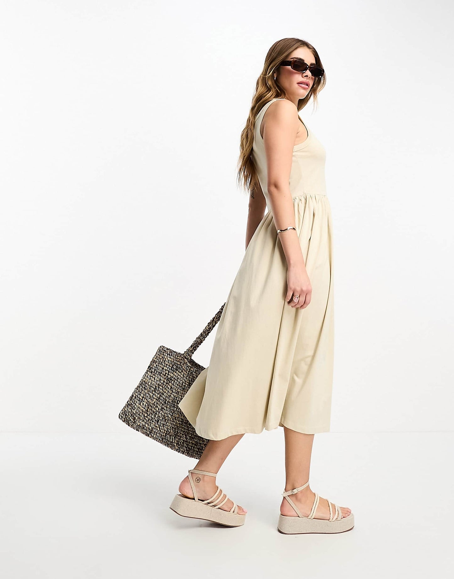 ROBE MI-LONGUE À TAILLE ÉLASTIQUÉE