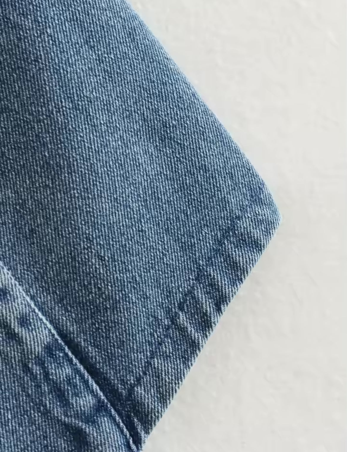 GILET EN JEAN À BOUTONS MÉTALLIQUES