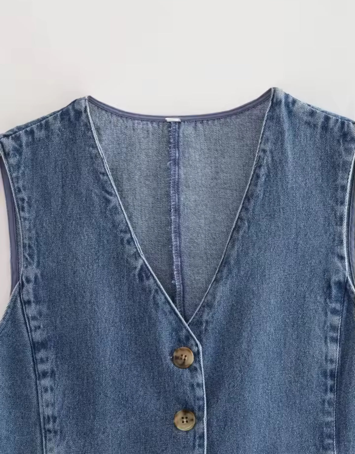 GILET EN JEAN À BOUTONS MÉTALLIQUES