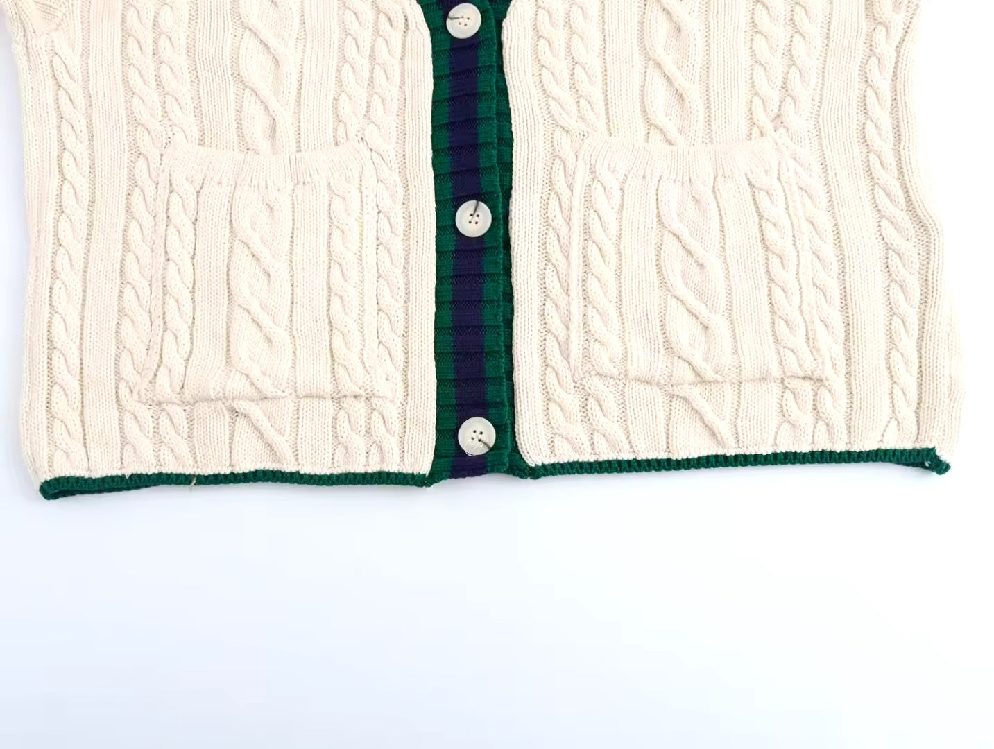 CARDIGAN CÂBLÉ À DÉTAILS CONTRASTÉS