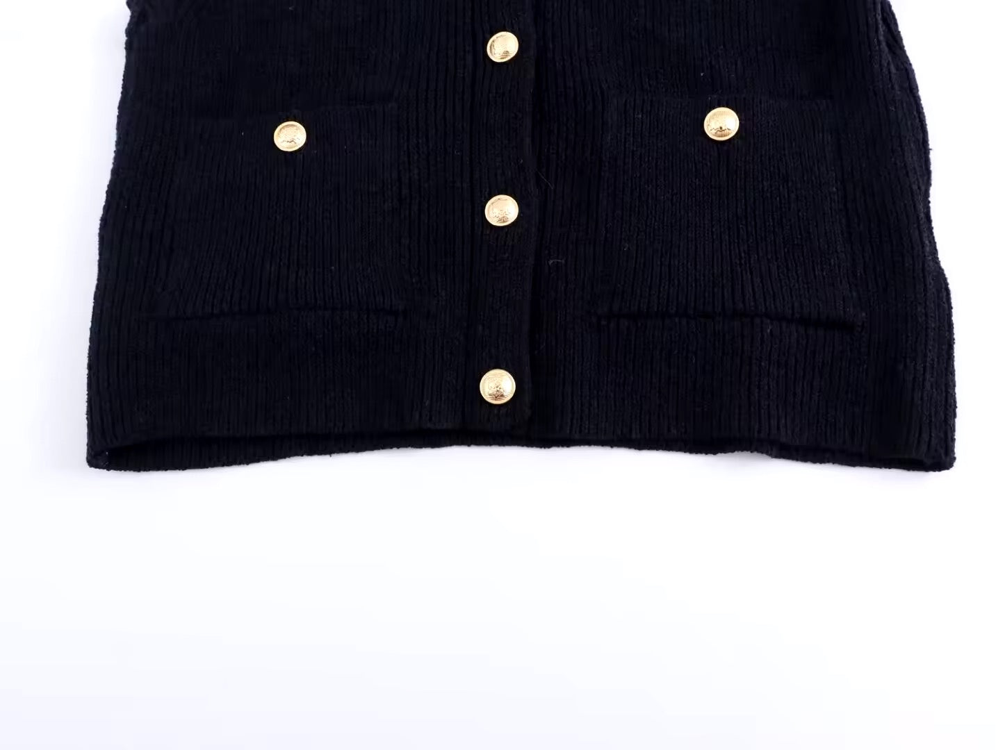GILET EN MAILLE STRUCTURÉE À BOUTONS DORÉS