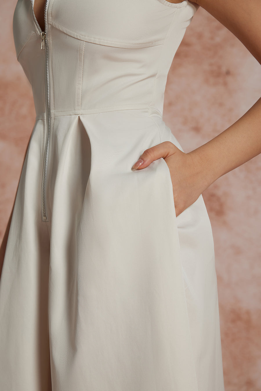 ROBE ZIPPÉE À TAILLE ÉLASTIQUÉE