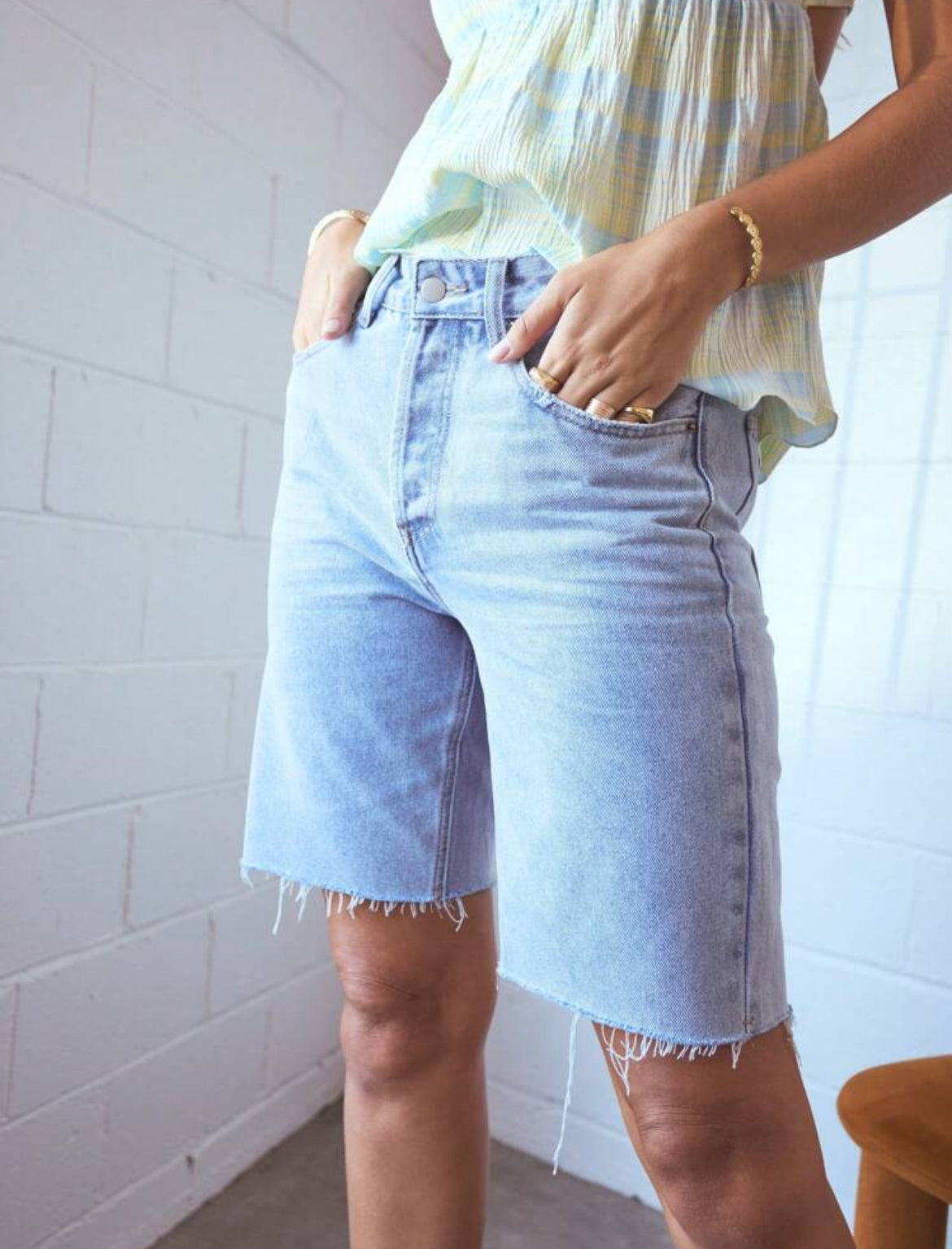 BERMUDAS EN DENIM DÉCHIRÉ
