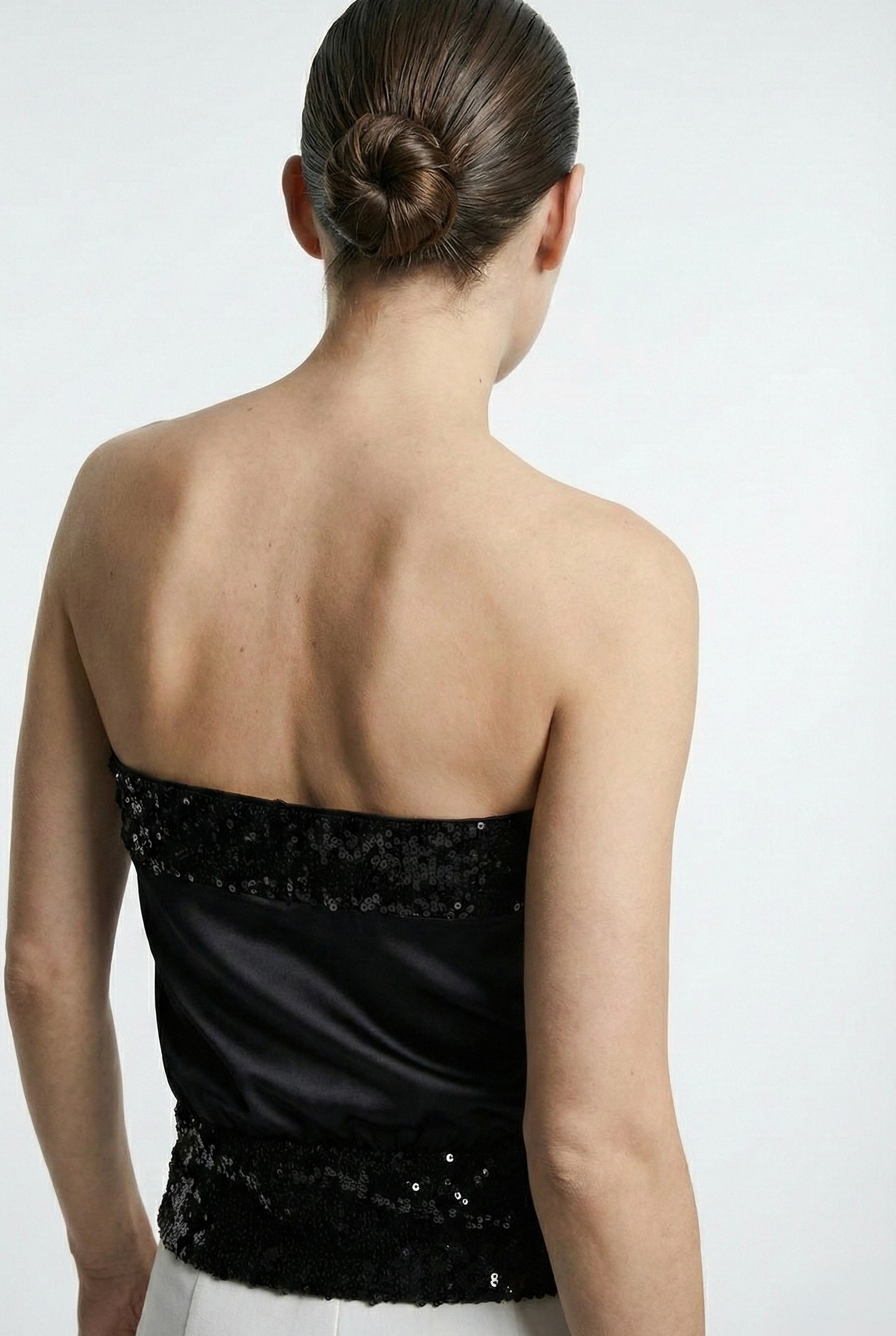 TOP BANDEAU SATINÉ À FINITIONS BRODÉES