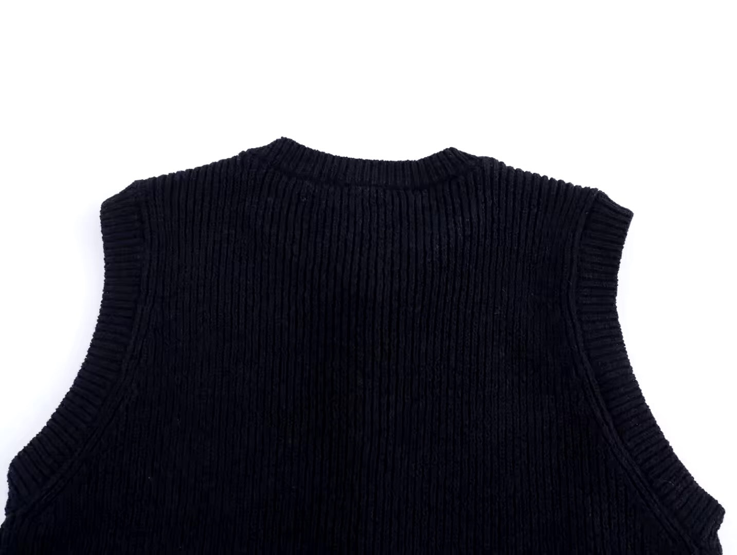 GILET EN MAILLE STRUCTURÉE À BOUTONS DORÉS