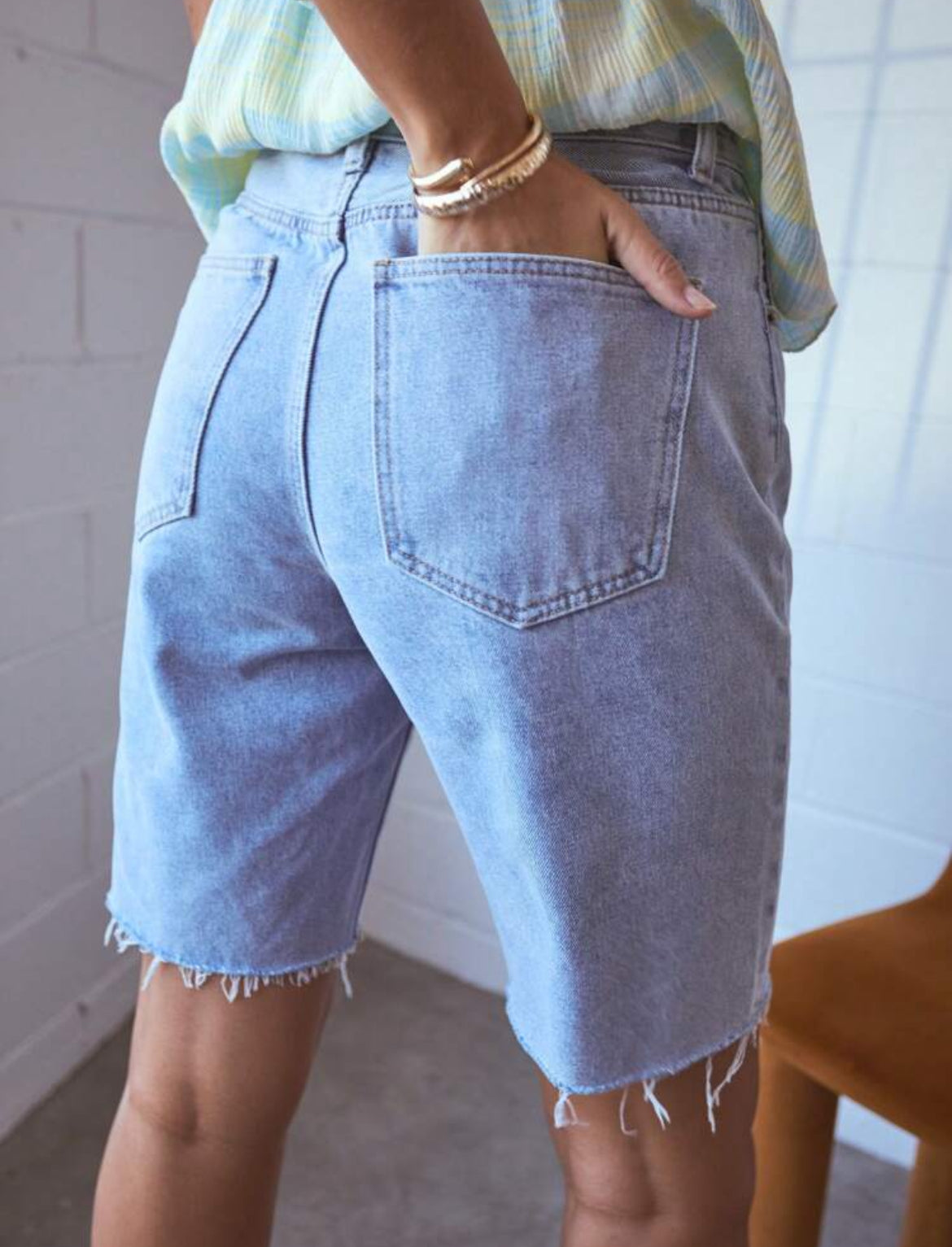 BERMUDAS EN DENIM DÉCHIRÉ