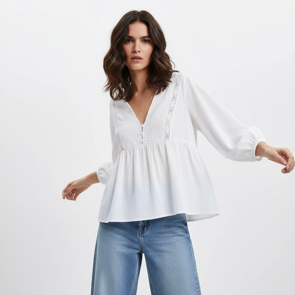 BLOUSE À DÉCOLLETÉ V ET DENTELLE