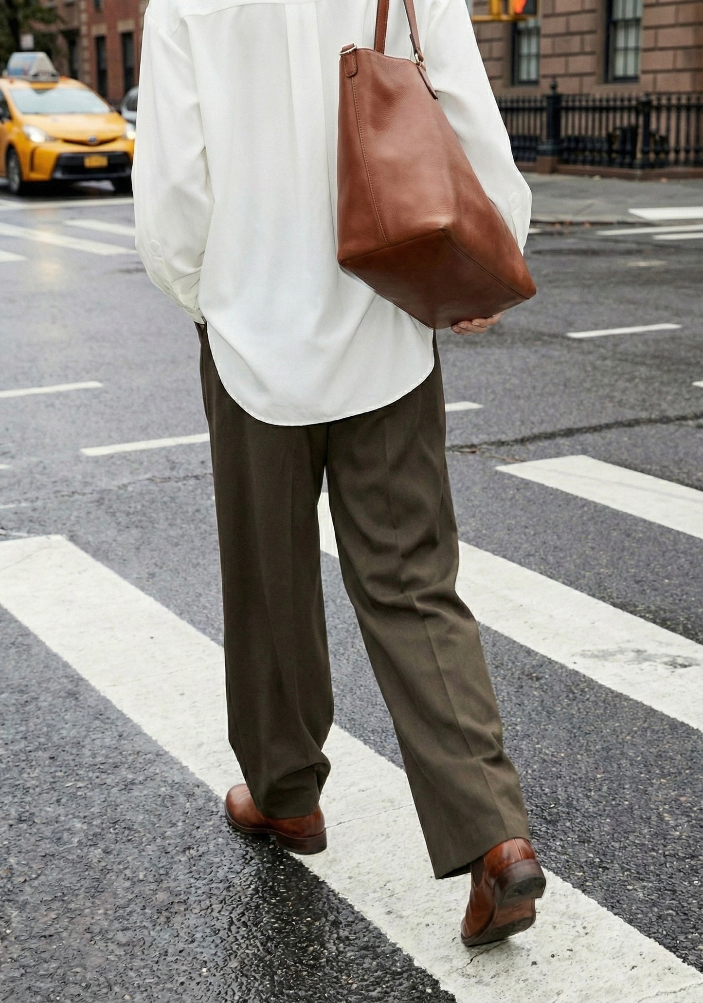 PANTALON FLUIDE À PINCES ET TAILLE MARQUÉE