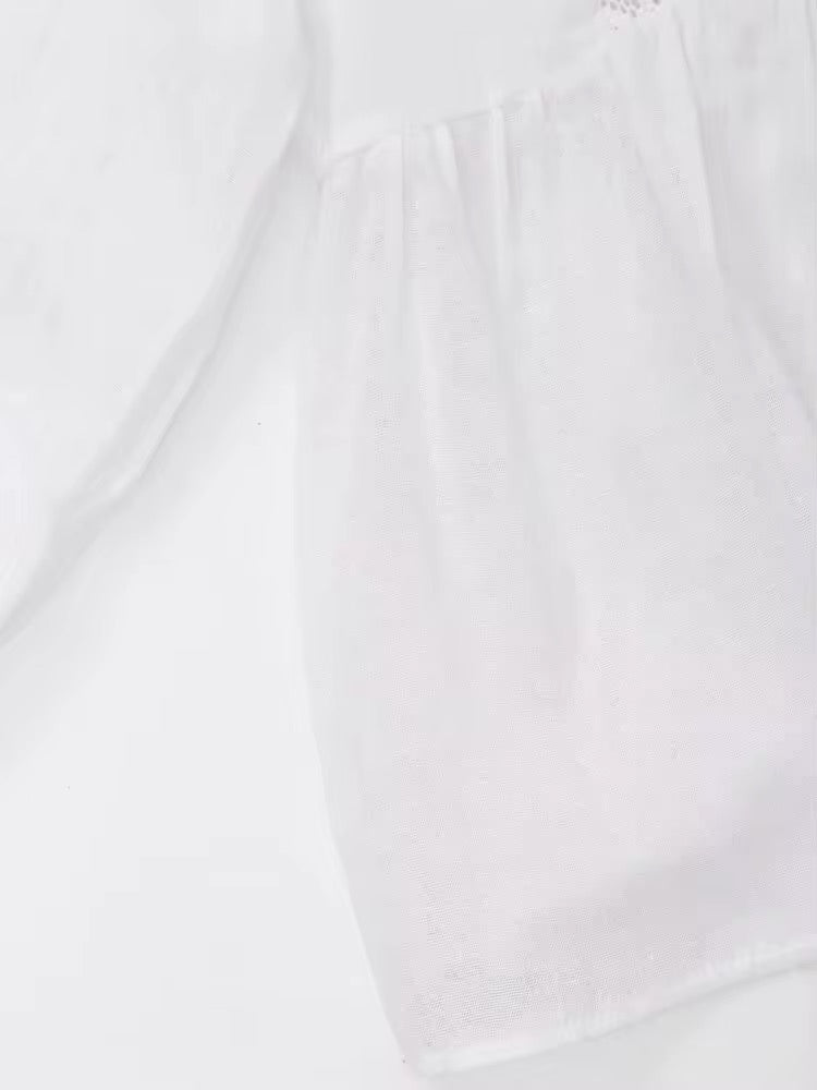 BLOUSE À DÉCOLLETÉ V ET DENTELLE