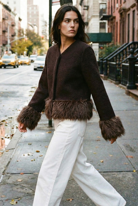 VESTE COURTE À FINITIONS EFFET FOURRURE