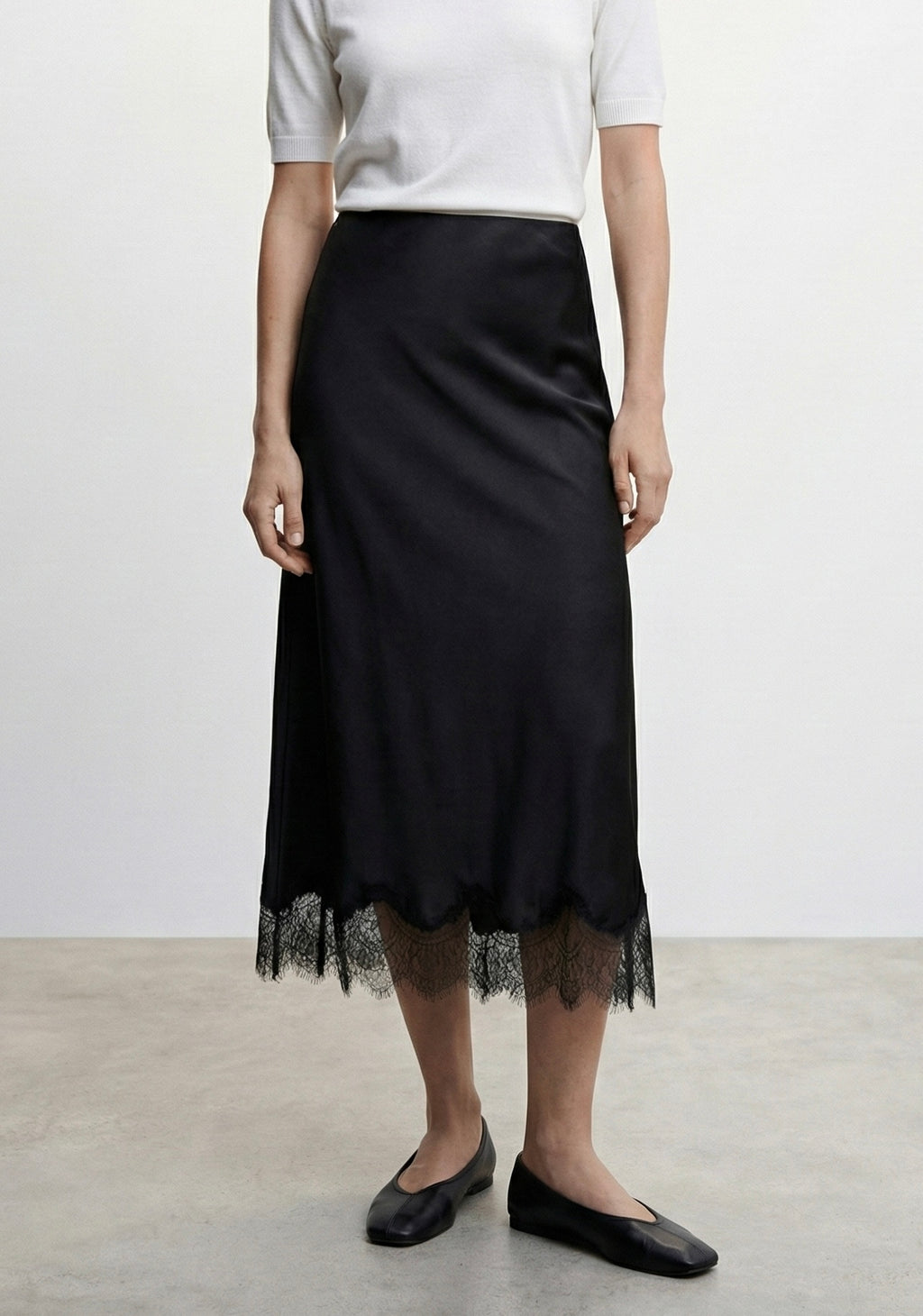 JUPE MIDI SATINÉE À FINITION DENTELLE