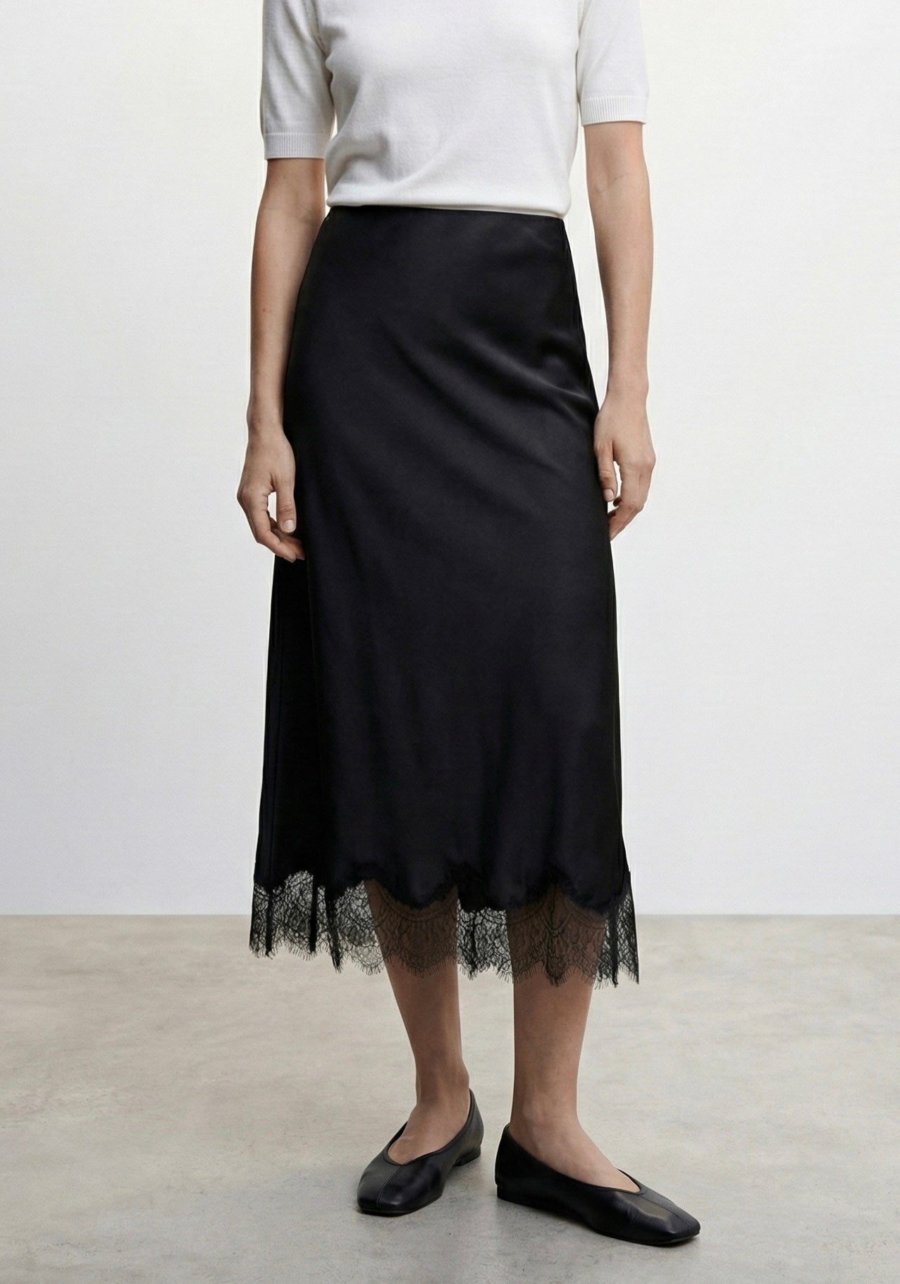 JUPE MIDI SATINÉE À FINITION DENTELLE