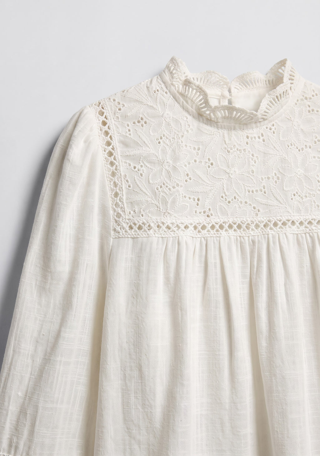 BLOUSE À EMPIÈCEMENT BRODÉ ET POIGNETS SMOCKÉS