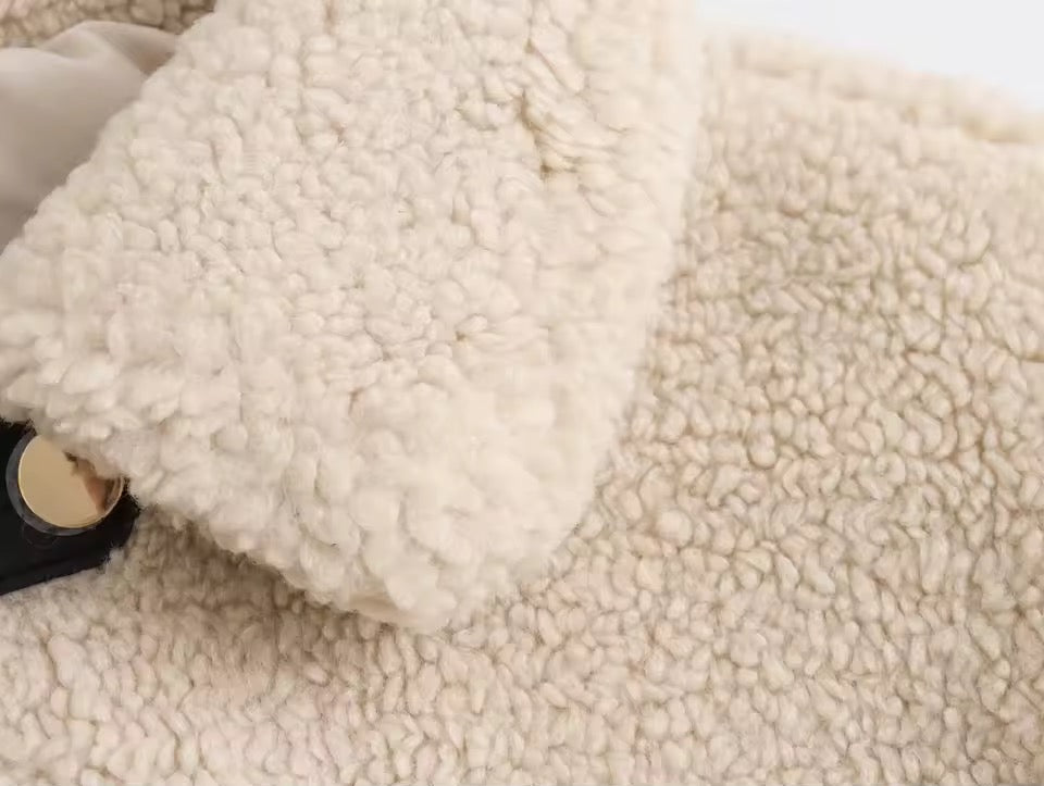 VESTE COURTE EN BOUCLETTE AVEC BOUTONS DORÉS