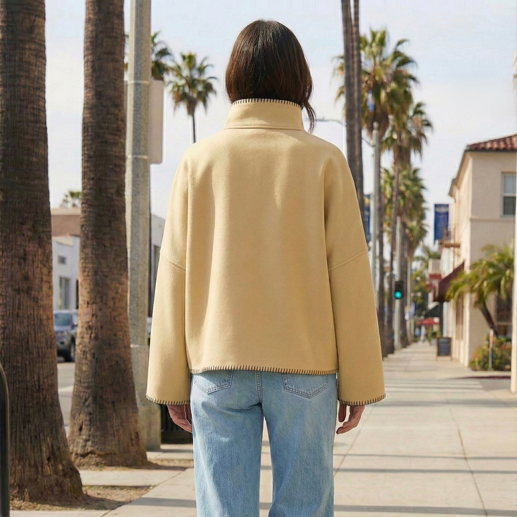 VESTE DROITE À COL MONTANT ET SURPIQÛRES VISIBLES