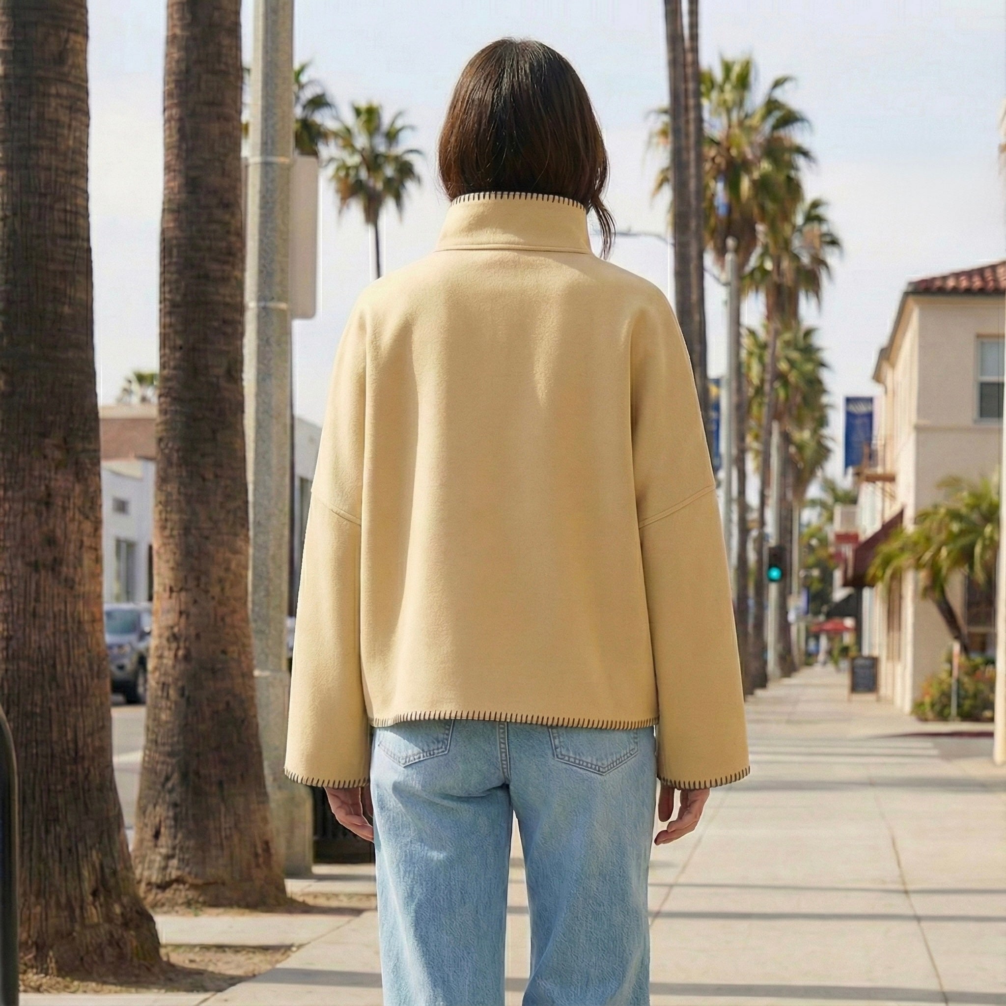 VESTE DROITE À COL MONTANT ET SURPIQÛRES VISIBLES