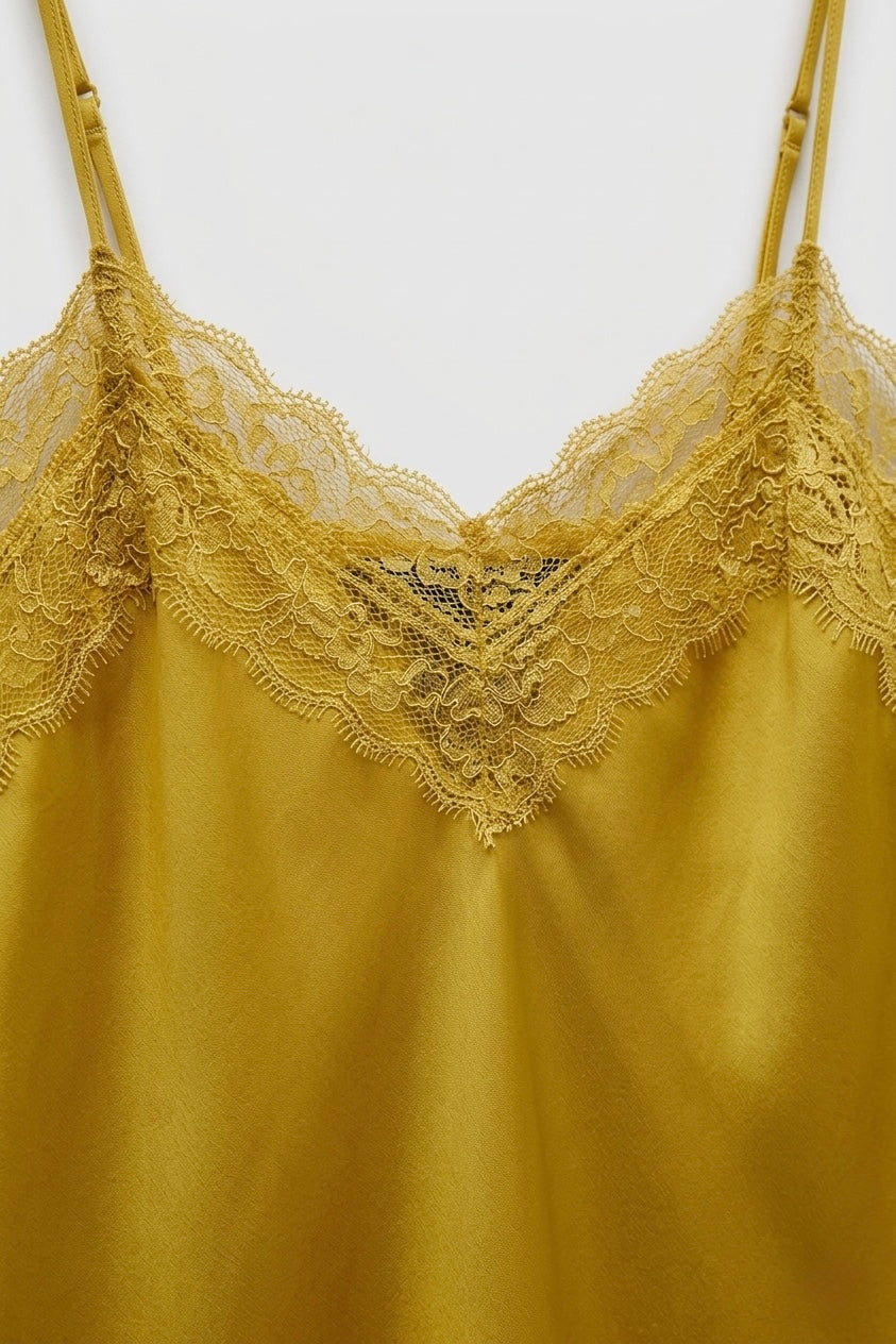 TOP SATINÉ AVEC DENTELLE