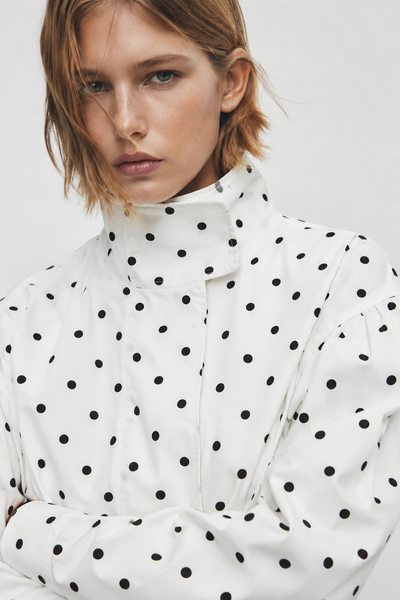 VESTE COURTE À COL MONTANT ET IMPRIMÉ POIS