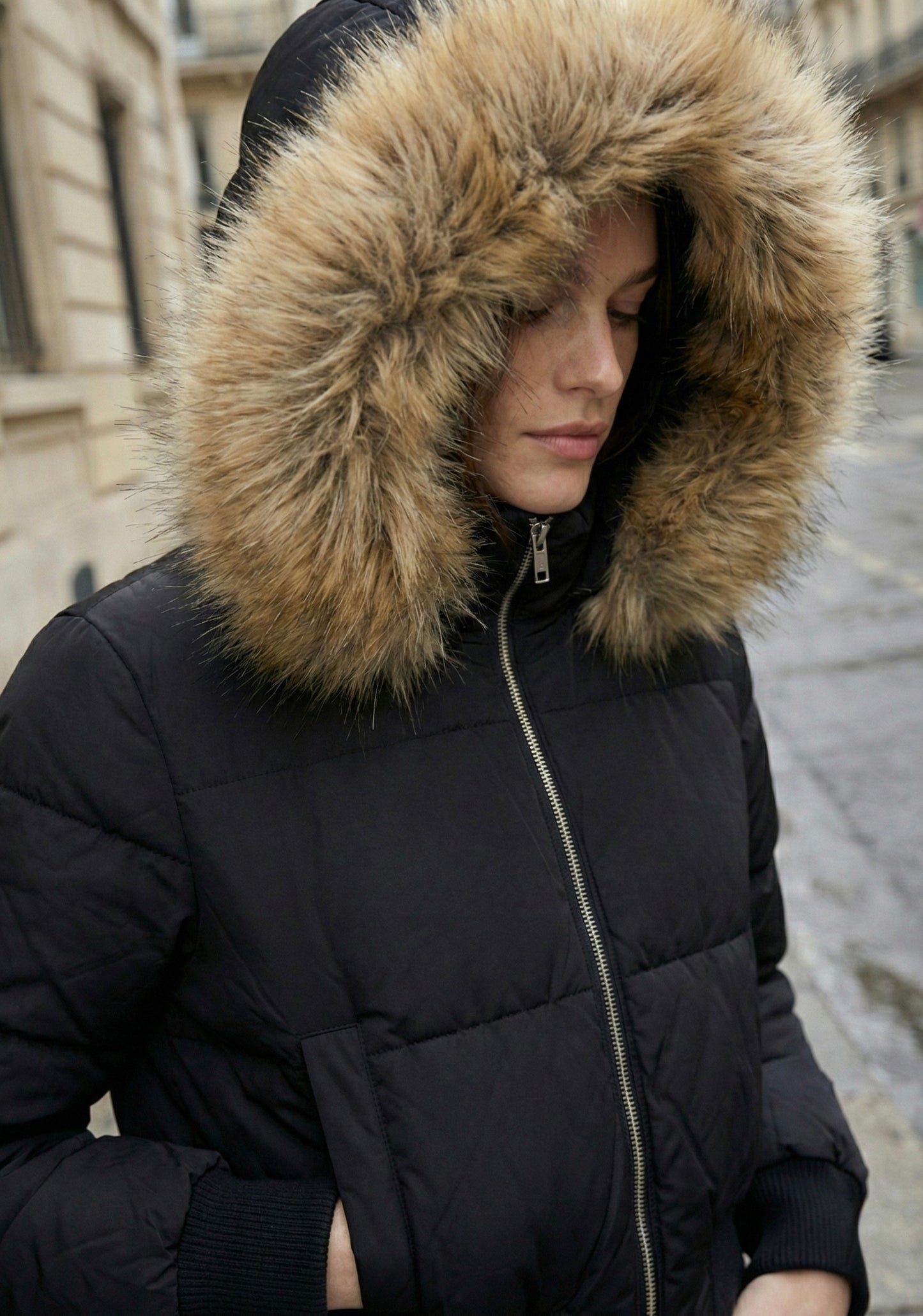 DOUDOUNE COURTE À CAPUCHE BORDÉE