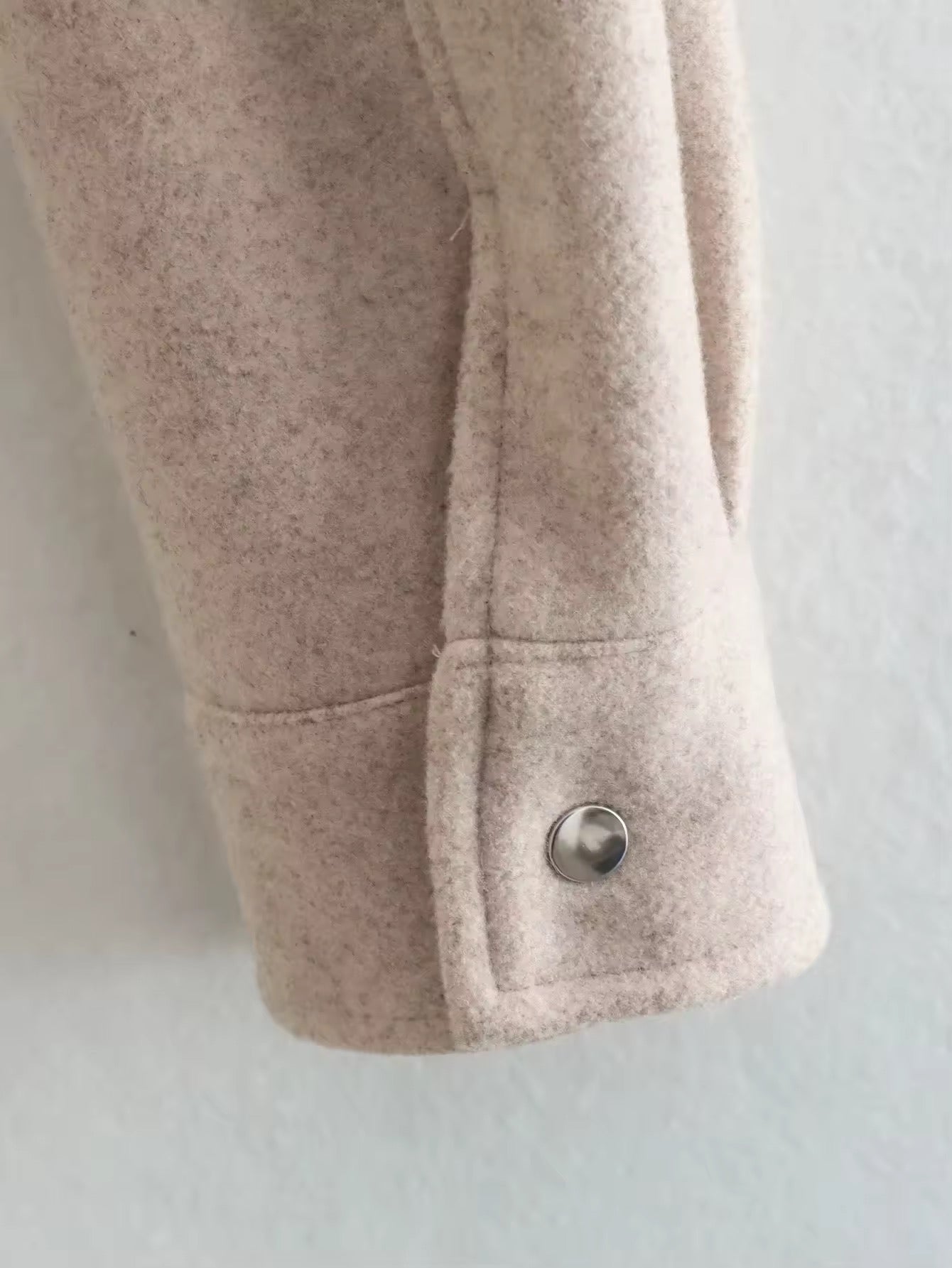 Veste courte boutonnée avec poche latérale