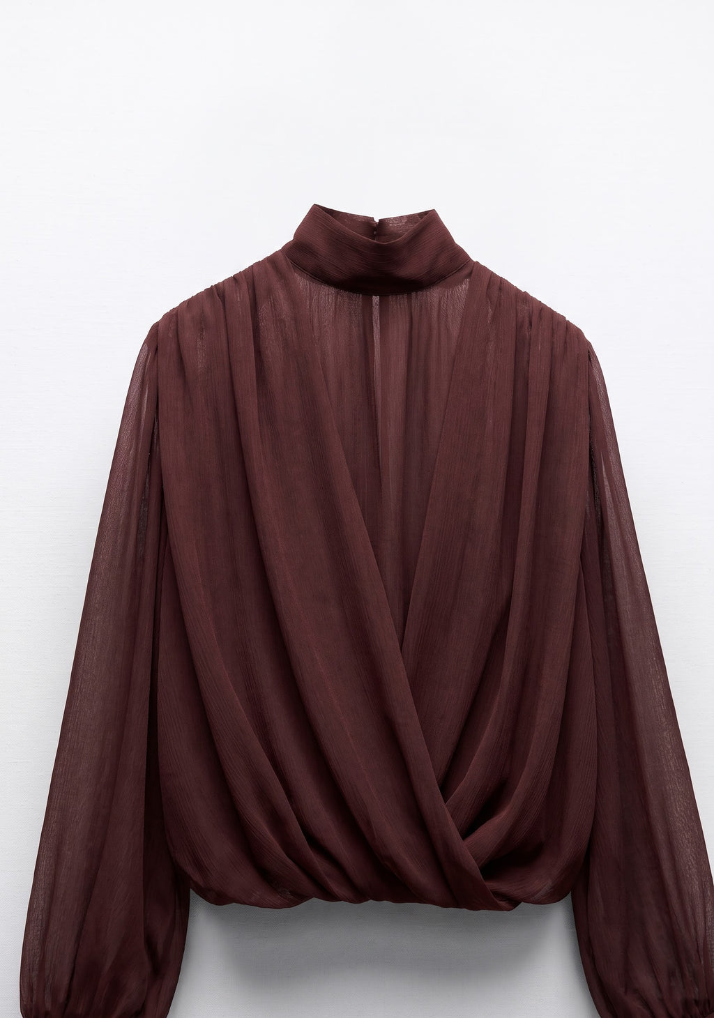 BLOUSE EN MOUSSELINE DRAPÉE À COL MONTANT