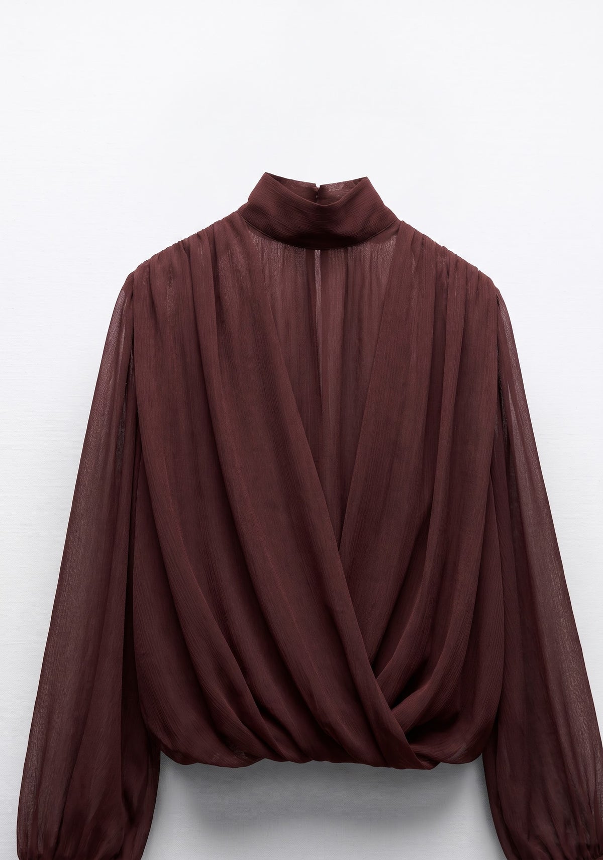 BLOUSE EN MOUSSELINE DRAPÉE À COL MONTANT