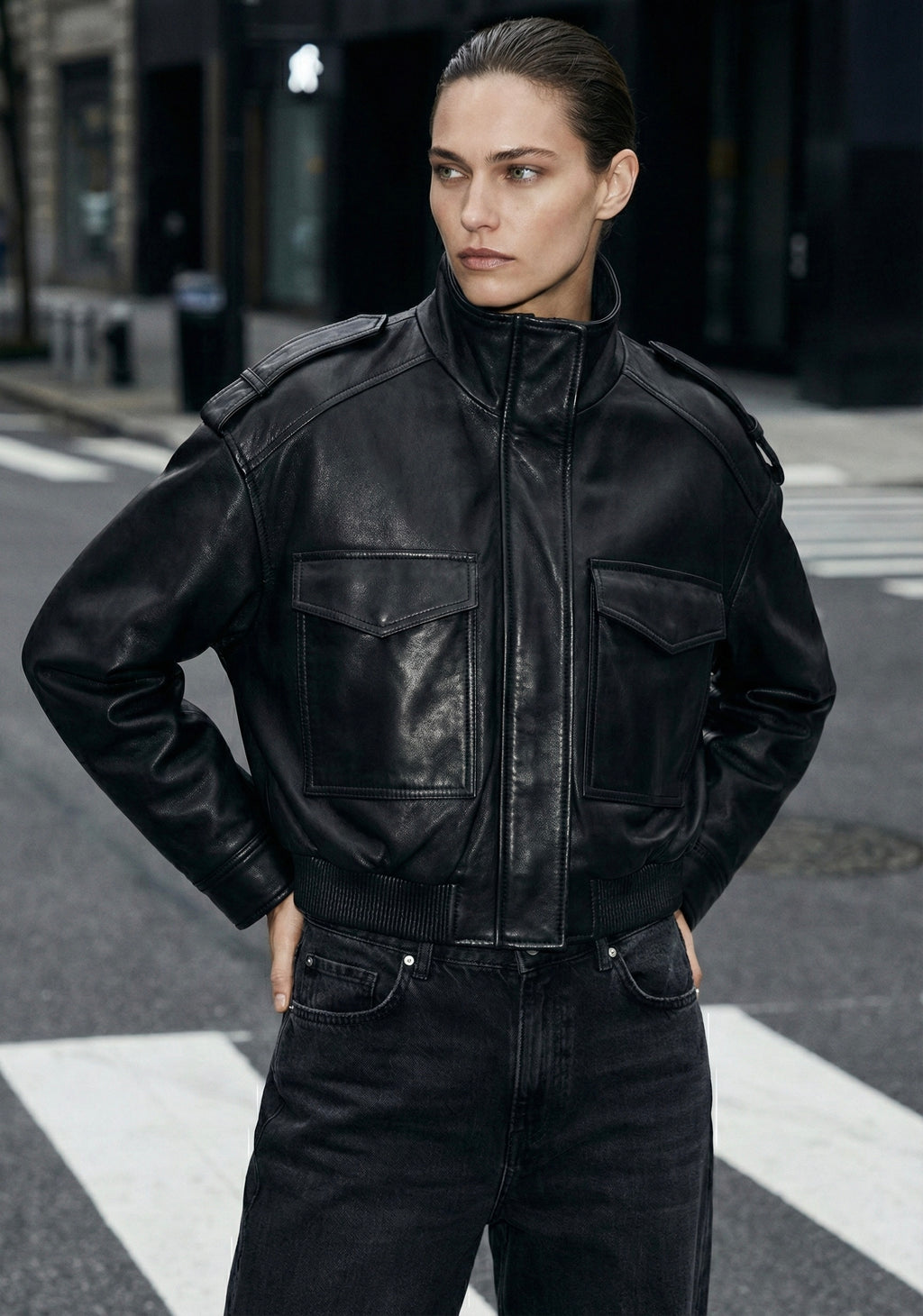 BLOUSON COURT À POCHES PLAQUÉES