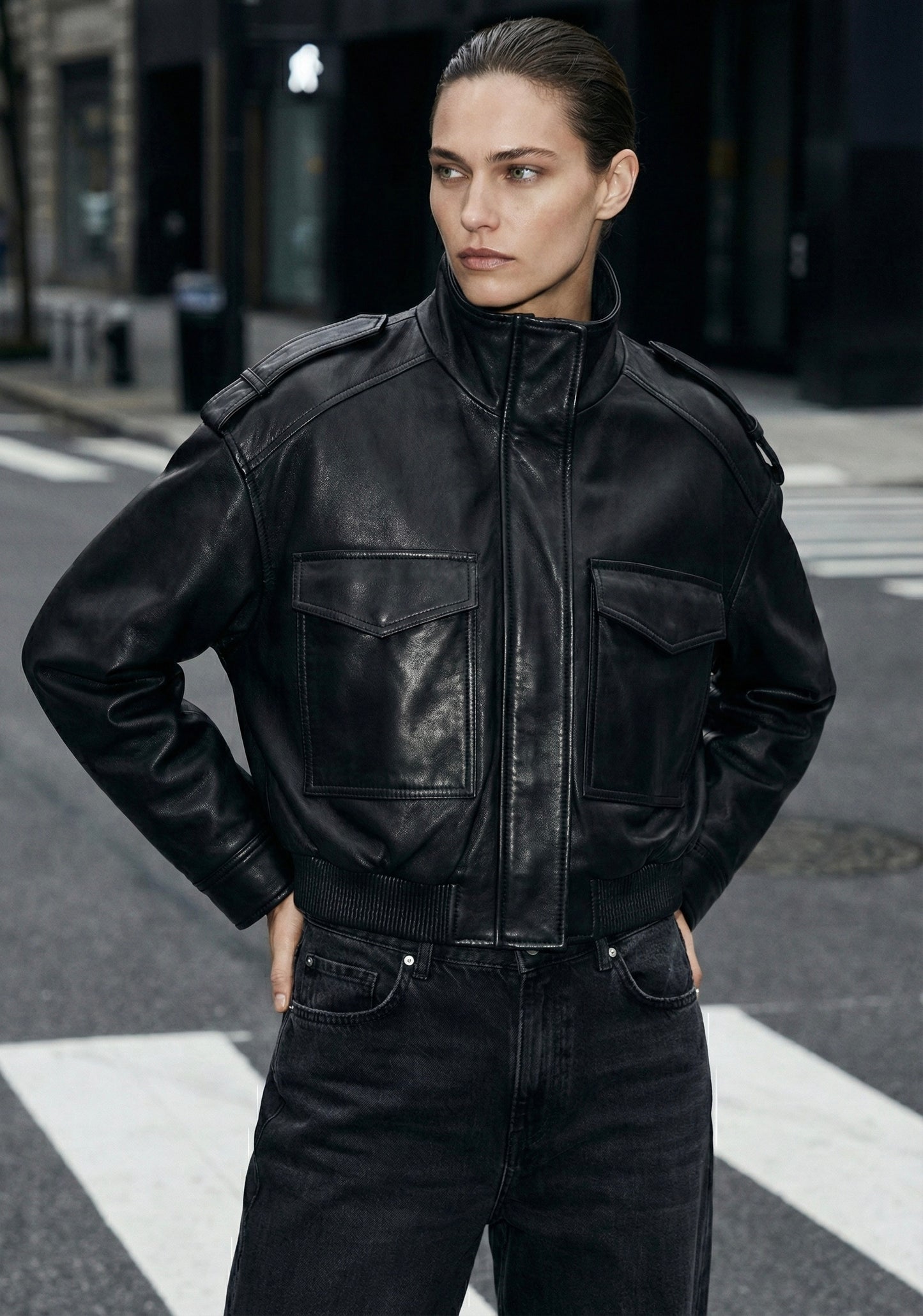 BLOUSON COURT À POCHES PLAQUÉES