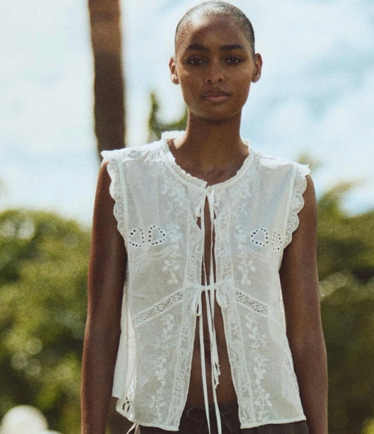 BLOUSE BRODÉE À LACETS