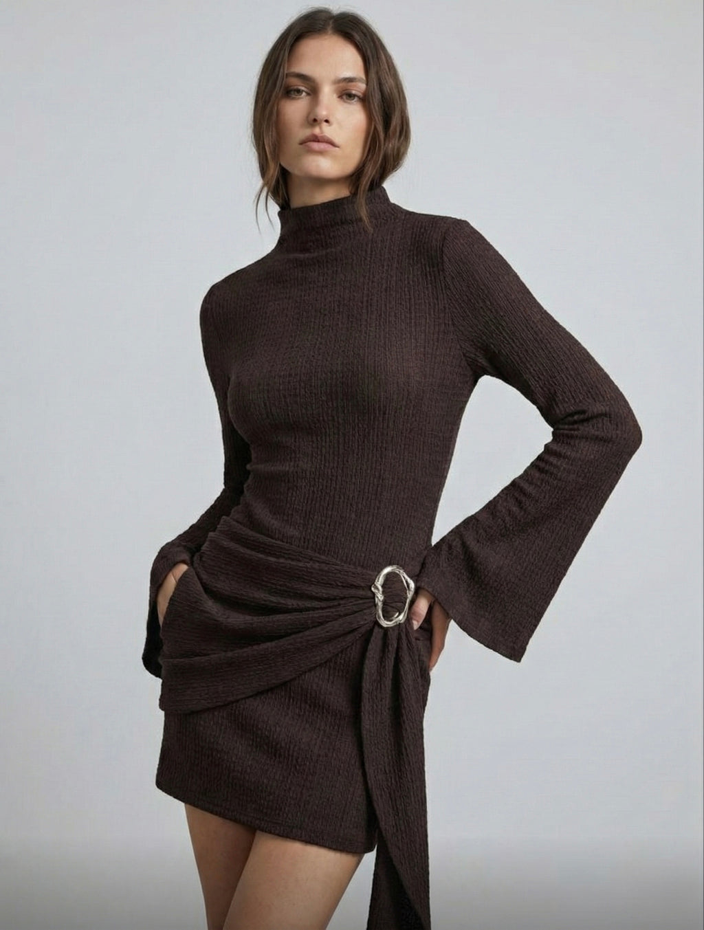 ROBE COURTE TEXTURÉE À DRAPÉ