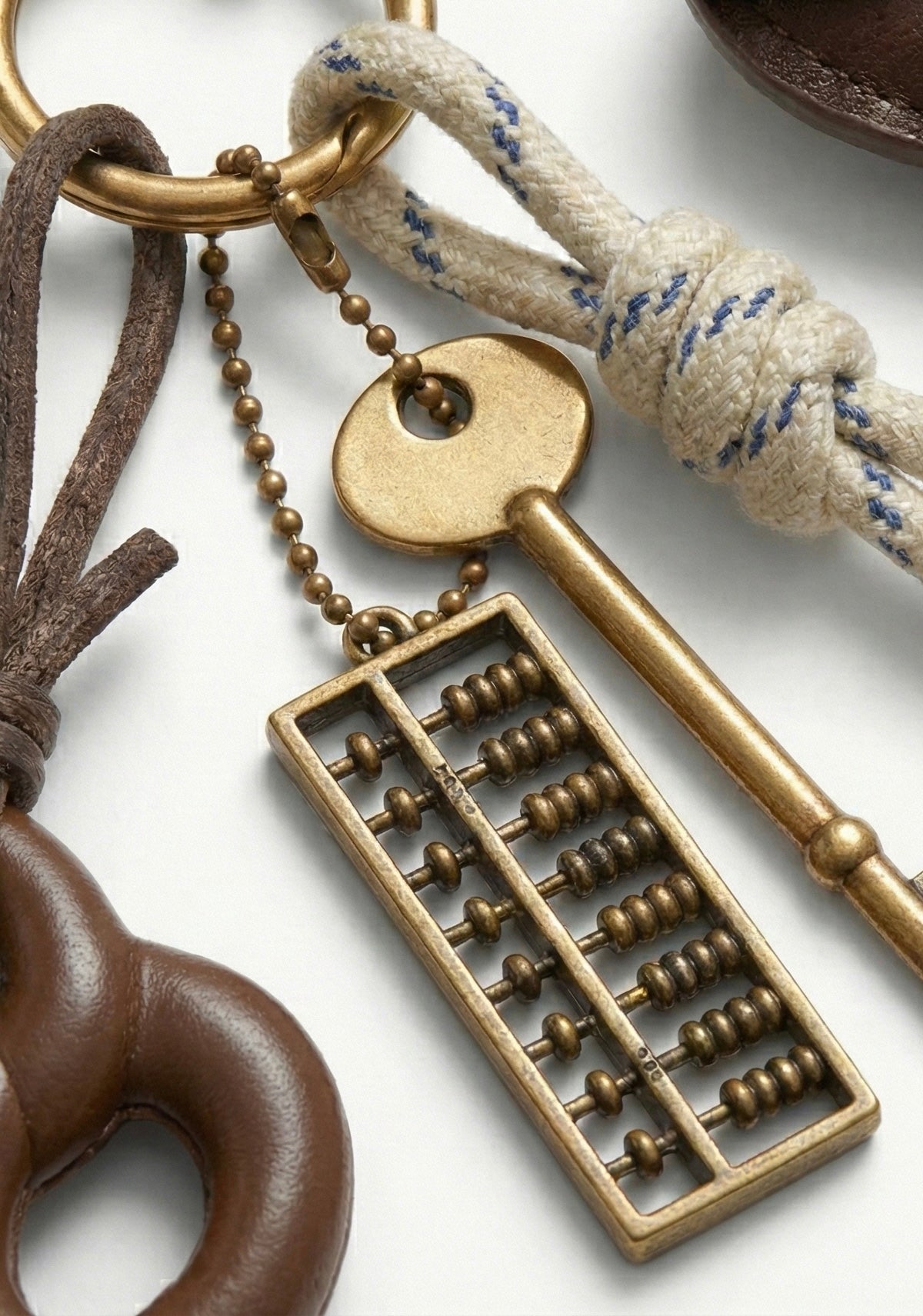 PORTE-CLÉS CHIEN ARTICULÉ AVEC BRELOQUES