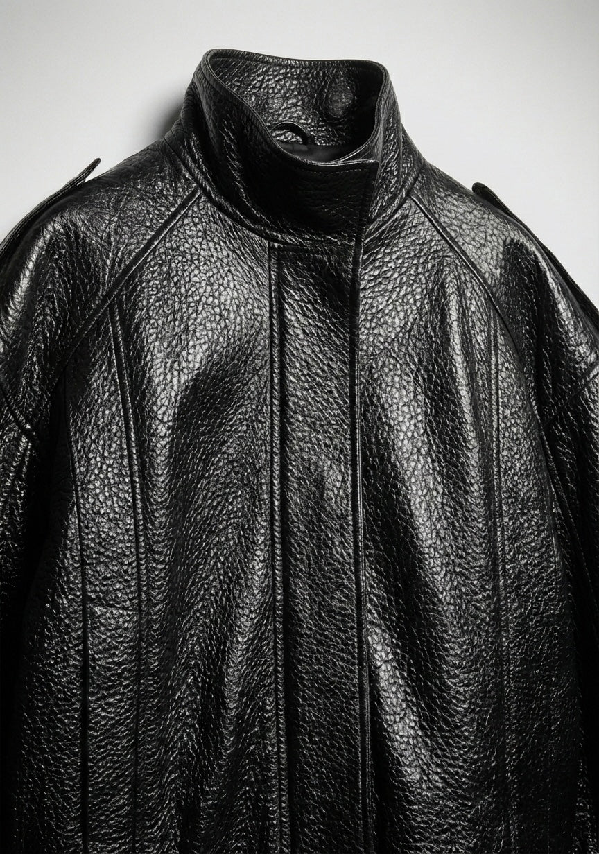 BLOUSON COURT À COL MONTANT ET ÉPAULES STRUCTURÉES