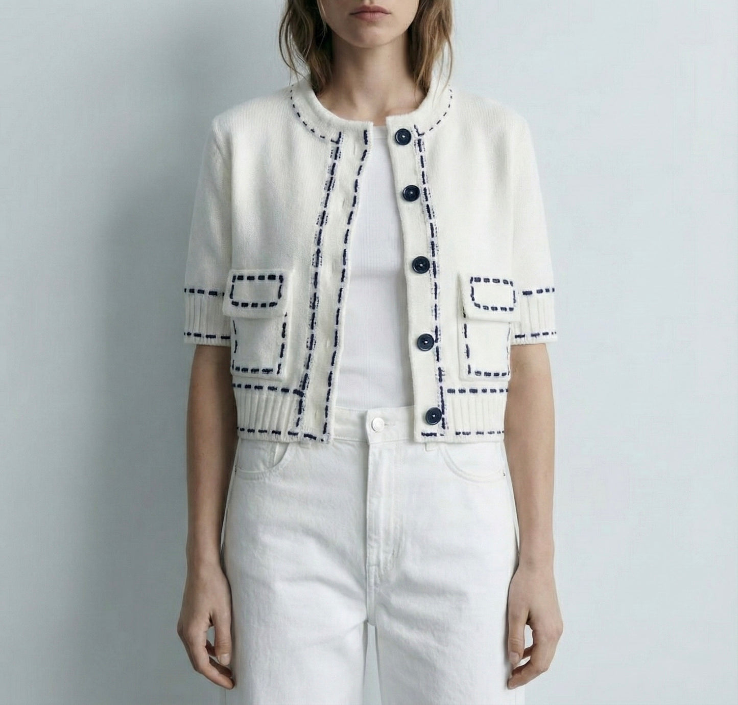 GILET COURT À BOUTONS FACETÉS