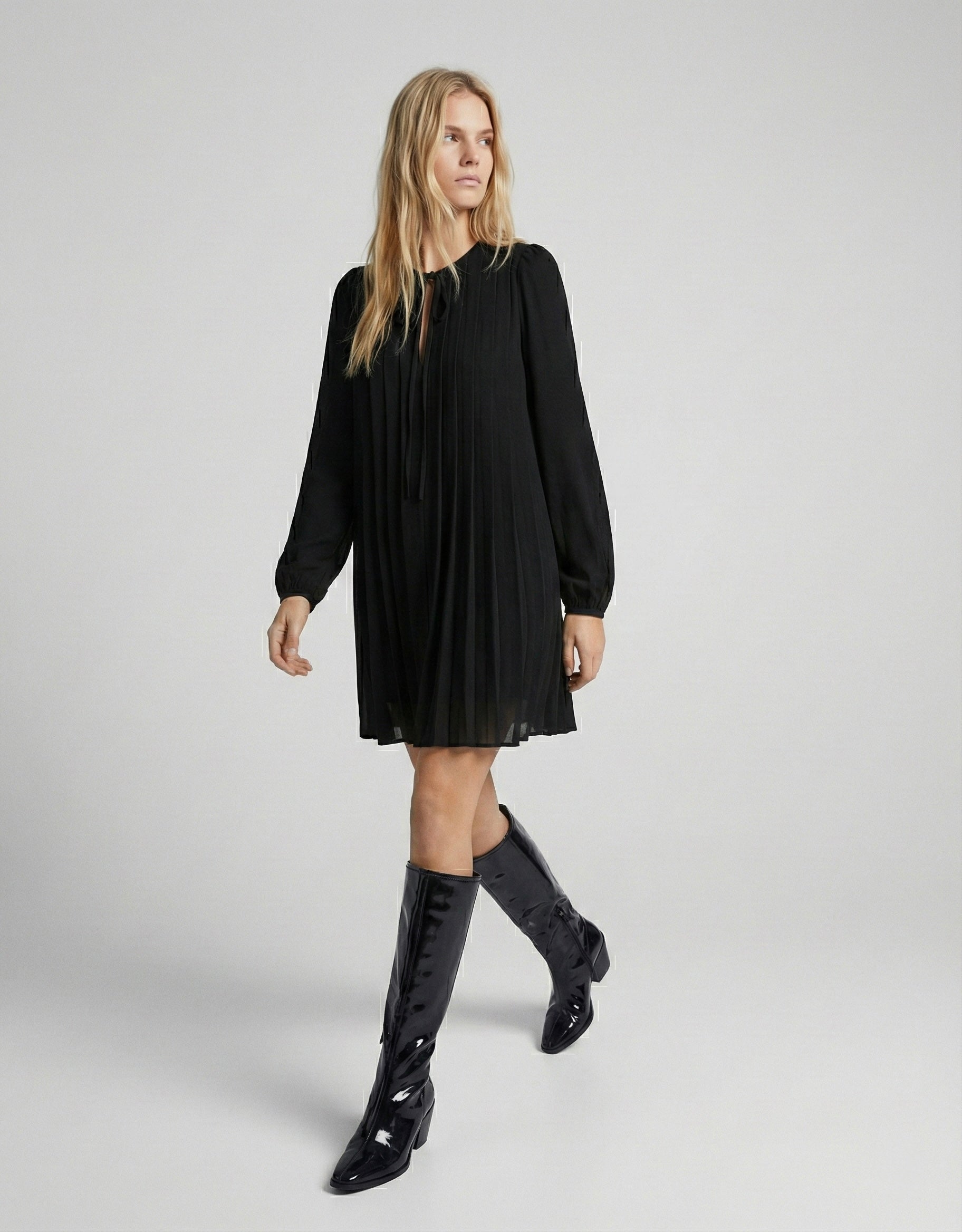 ROBE PLISSÉE COURTE À LIEN