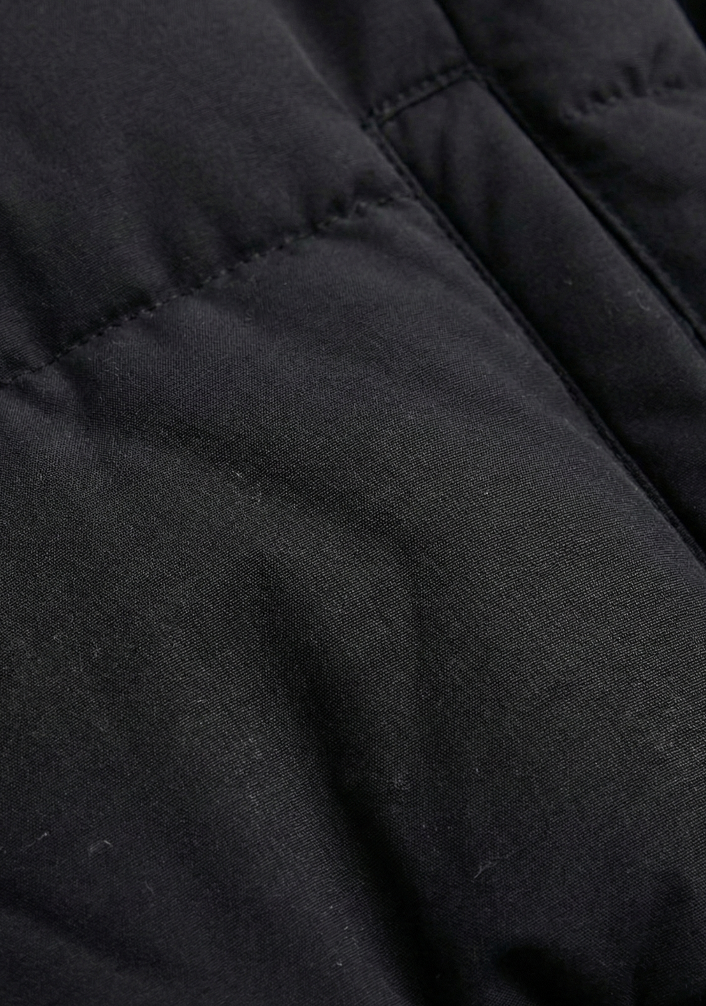 DOUDOUNE COURTE À CAPUCHE BORDÉE