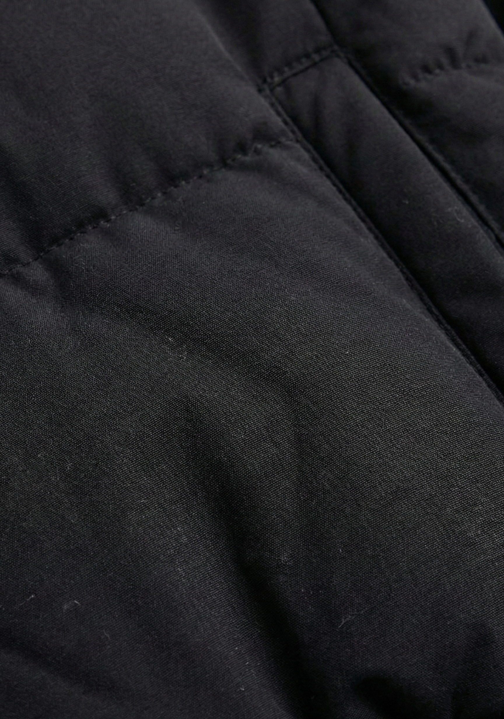 DOUDOUNE COURTE À CAPUCHE BORDÉE