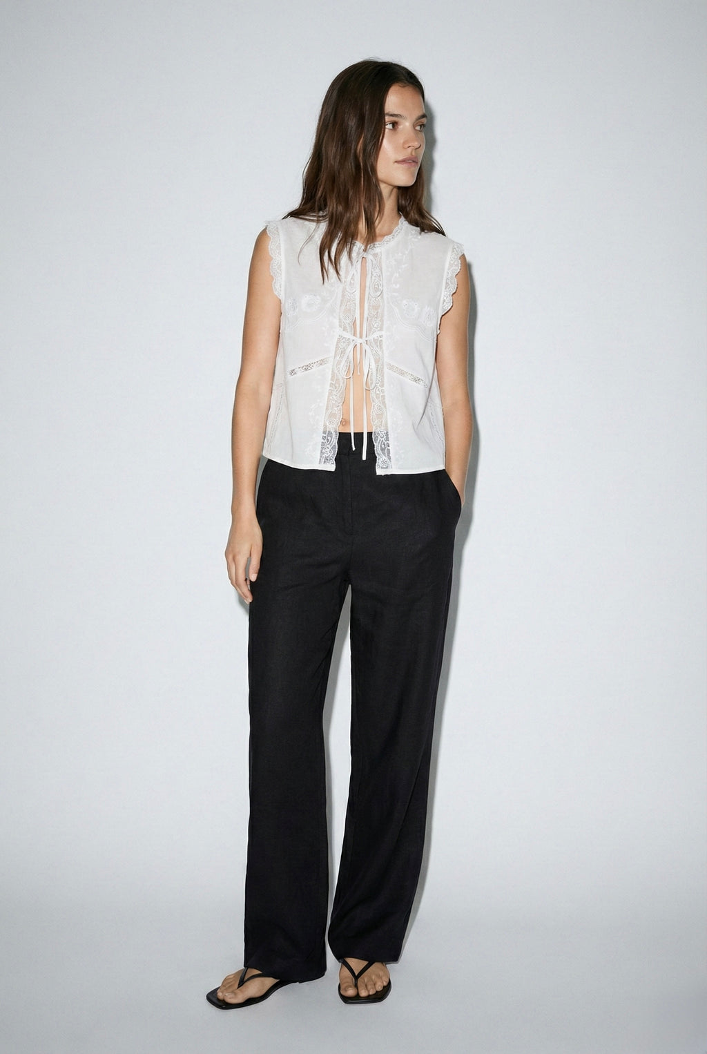 TOP SANS MANCHES À LIENS ET DENTELLE