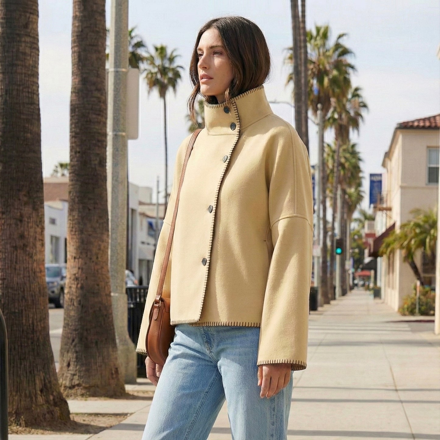 VESTE DROITE À COL MONTANT ET SURPIQÛRES VISIBLES